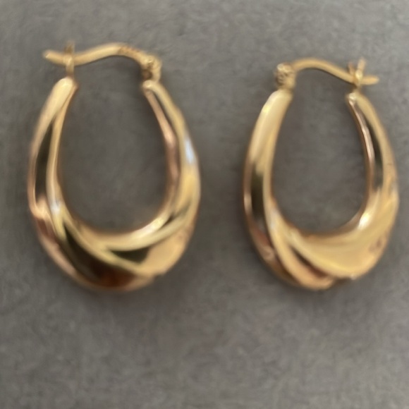 14K Yellow Gold Real Hoops Oval/Twist Design Earring comes in 🎁 - Picture 6 of 7
